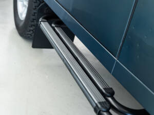 Image 40/43 of Land Rover Defender 90 &quot;50th Anniversary&quot; (1998)