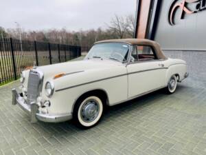 Immagine 16/36 di Mercedes-Benz 220 SE b (1961)