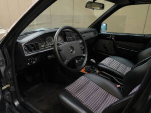 Image 13/83 of Mercedes-Benz 190 E 2.3-16 (1984)