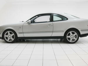 Immagine 2/13 di Mercedes-Benz CLK 230 Kompressor (1998)
