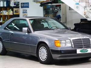 Image 2/23 of Mercedes-Benz 300 CE (1990)