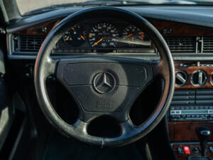 Image 24/44 de Mercedes-Benz 190 E 1.8 (1993)