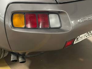 Image 21/21 de Porsche 928 S (1986)