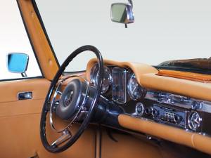 Image 14/19 of Mercedes-Benz 280 SL (1971)