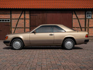 Image 12/40 of Mercedes-Benz 300 CE (1987)