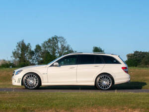 Immagine 30/50 di Mercedes-Benz C 63 AMG T (2009)