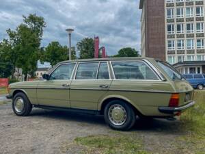 Image 4/34 of Mercedes-Benz 200 T (1983)