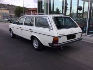 Immagine 4/39 di Mercedes-Benz 240 TD (1983)
