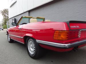 Image 29/84 of Mercedes-Benz 500 SL (1984)