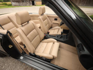 Image 17/83 de BMW 325i (1990)