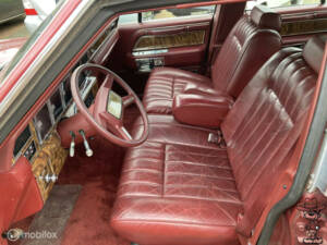 Image 14/50 of Lincoln Town Car (1984)