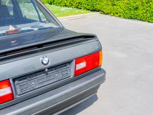 Image 21/34 de BMW 320is (1988)