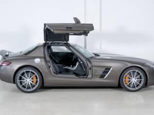 Image 5/33 of Mercedes-Benz SLS AMG (2010)