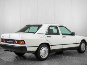 Immagine 2/50 di Mercedes-Benz 190 D (1985)