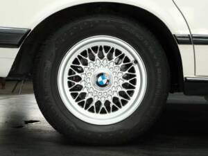 Immagine 29/30 di BMW 735i (1985)