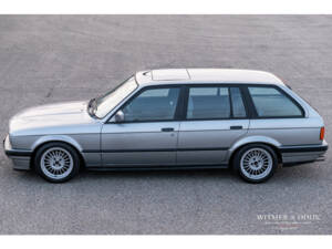 Image 2/50 de BMW 320i Touring (1989)