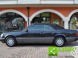 Imagen 2/10 de Mercedes-Benz 300 CE (1993)
