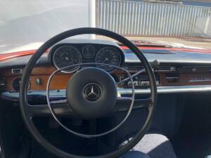 Image 3/5 of Mercedes-Benz 280 SE (1970)