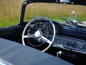 Image 2/24 of Mercedes-Benz 300 SL Roadster (1962)