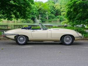 Image 4/50 de Jaguar E-Type (1969)