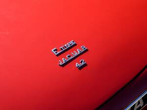 Image 13/27 of Jaguar E-Type (1968)