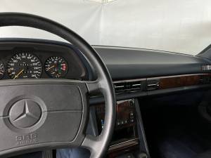 Image 7/8 of Mercedes-Benz 560 SEC (1990)