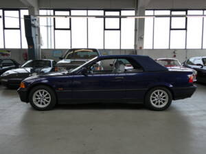 Immagine 15/36 di BMW 318i (1997)