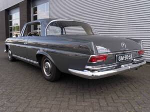 Image 4/6 de Mercedes-Benz 220 SE b (1964)