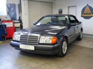 Image 5/22 de Mercedes-Benz 300 CE-24 (1993)