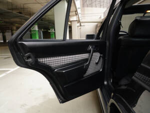 Image 19/83 of Mercedes-Benz 190 E 2.3-16 (1984)