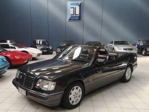 Image 3/50 of Mercedes-Benz 300 CE-24 (1992)
