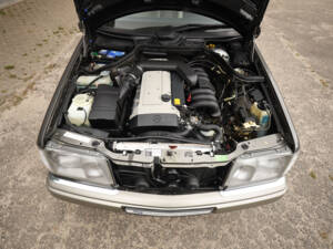 Imagen 17/74 de Mercedes-Benz E 320 (1994)
