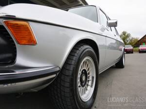 Image 22/76 de BMW 3,3 L (1975)