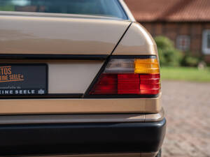 Image 16/40 of Mercedes-Benz 300 CE (1987)