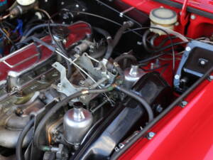 Image 30/67 of MG MGC GT (1969)