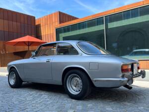 Image 9/50 of Alfa Romeo 2000 GT Veloce (1975)