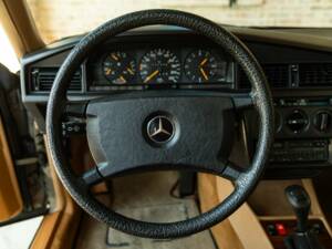 Imagen 40/50 de Mercedes-Benz 190 E (1987)