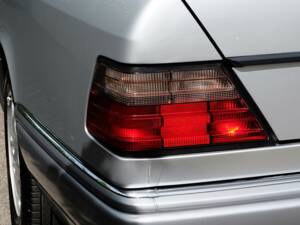 Image 34/69 of Mercedes-Benz E 320 (1994)