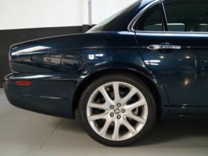 Image 31/50 of Jaguar XJ 8 4.2 (2008)