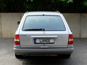 Image 11/75 of Mercedes-Benz E 280 T (1994)