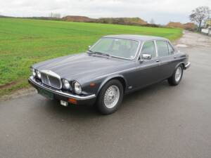 Image 1/30 of Daimler Double Six (1992)