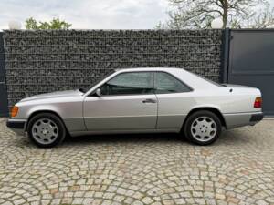 Imagen 5/100 de Mercedes-Benz 300 CE (1992)