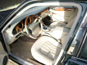 Image 3/30 of Jaguar XJ6 3.2 Sovereign (1997)