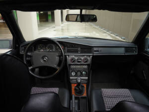 Image 22/83 of Mercedes-Benz 190 E 2.3-16 (1984)