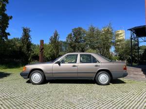 Afbeelding 3/30 van Mercedes-Benz 200 (1987)