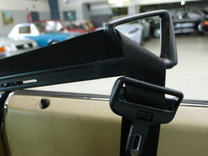 Image 11/33 of Mercedes-Benz 300 CE (1988)