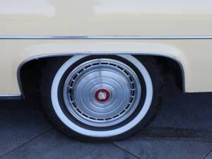 Image 25/50 of Cadillac Coupe DeVille (1977)