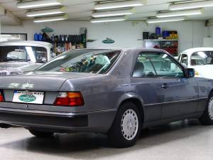 Image 7/23 of Mercedes-Benz 300 CE (1990)