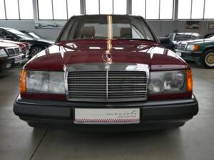 Image 33/42 de Mercedes-Benz 200 D (1987)