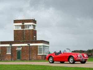 Image 15/37 of Jaguar XK 120 SE OTS (1954)